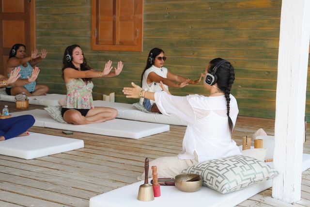 Sesión de meditación con audífonos y cuencos en Paradisus Grand Cana