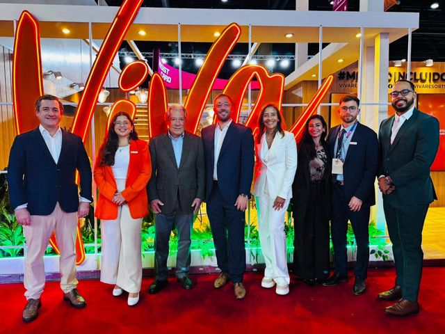 José Blanco, Yamila Coña, Rafael Blanco, Pedro Pascual, Amanda Santana, Viviana Cuomo, Francisco Inaudi y Lhay Durán en el stand de Viva Resorts