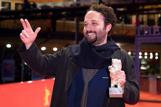 Nelson Carlos De los Santos Arias posa con el Oso de Plata a la mejor dirección por «Pepe» en la Berlinale 2024