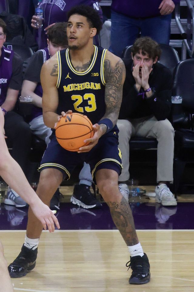Yaxel Lendeborg, con el uniforme de Michigan, durante un partido universitario ante Northwestern en febrero de 2026