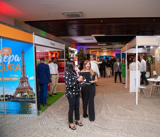 Visitantes recorren los stands de Vacaciones CTN Expo Feria