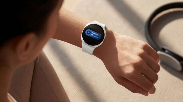 Un Galaxy Watch9 en la muñeca muestra datos de salud del corazón