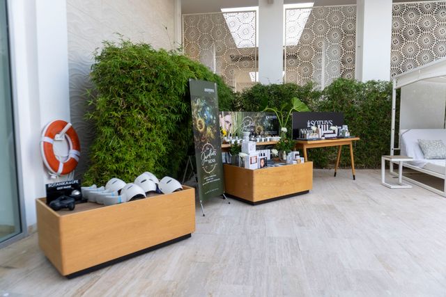Exhibidor de productos y toallas en el área de recepción de YHI Spa
