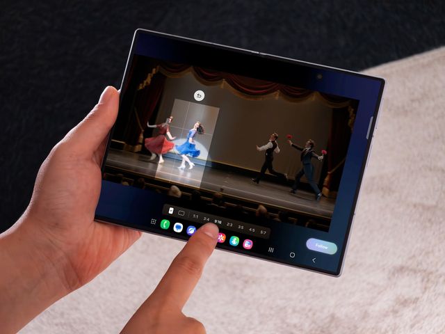 Una mano sostiene un Galaxy Z Fold8 que muestra un video de baile con My Fan Cam