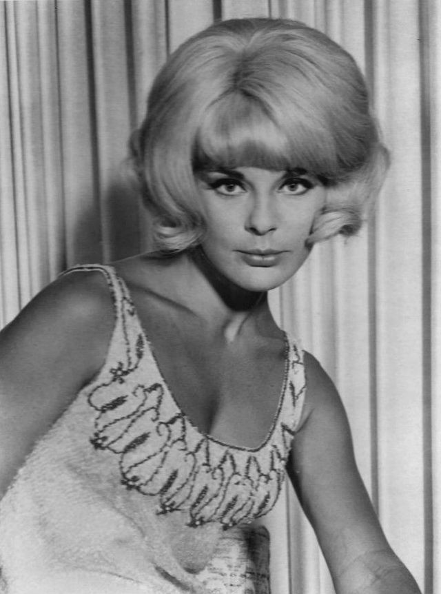 Retrato en blanco y negro de Elke Sommer en 1965, con flequillo y vestido bordado