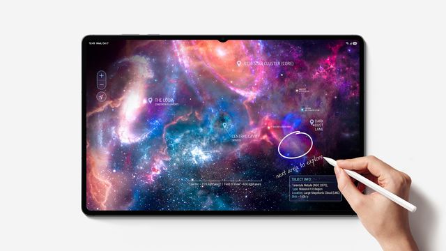 Una mano dibuja con el S Pen sobre la pantalla de la Galaxy Tab S12