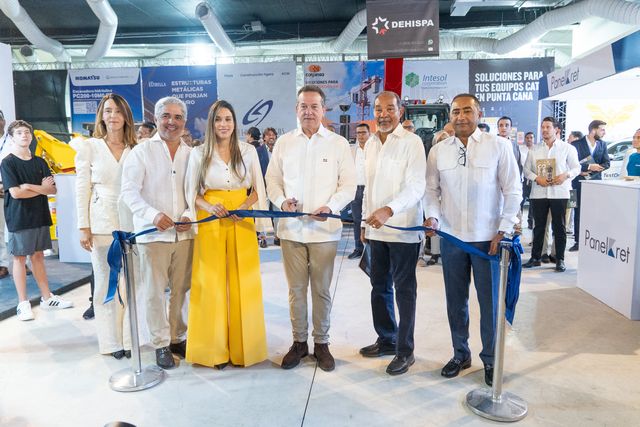 Autoridades y organizadores cortan la cinta inaugural de Construexpo 2026 en Blue Mall Punta Cana