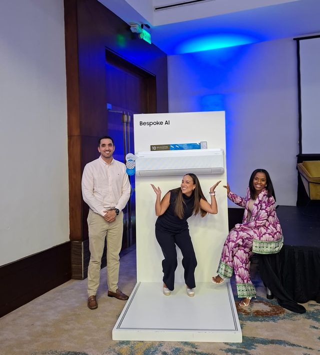 Cristiano Alfau, Letzea Baca y la neumóloga María Teresa Antidor junto a un aire acondicionado Bespoke AI WindFree