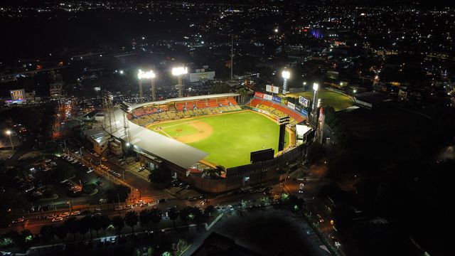 Vista aérea nocturna del Estadio Cibao iluminado, en Santiago de los Caballeros