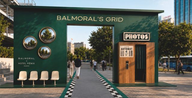 Fotomatón retro y pista a cuadros de Balmoral's Grid en la Plaza de Margaret Thatcher