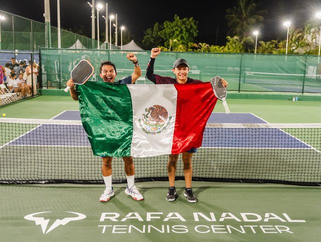 Ricardo Vía y Eric Trujillo, de México, celebran con la bandera mexicana su título en el Punta Cana International Pickleball Open
