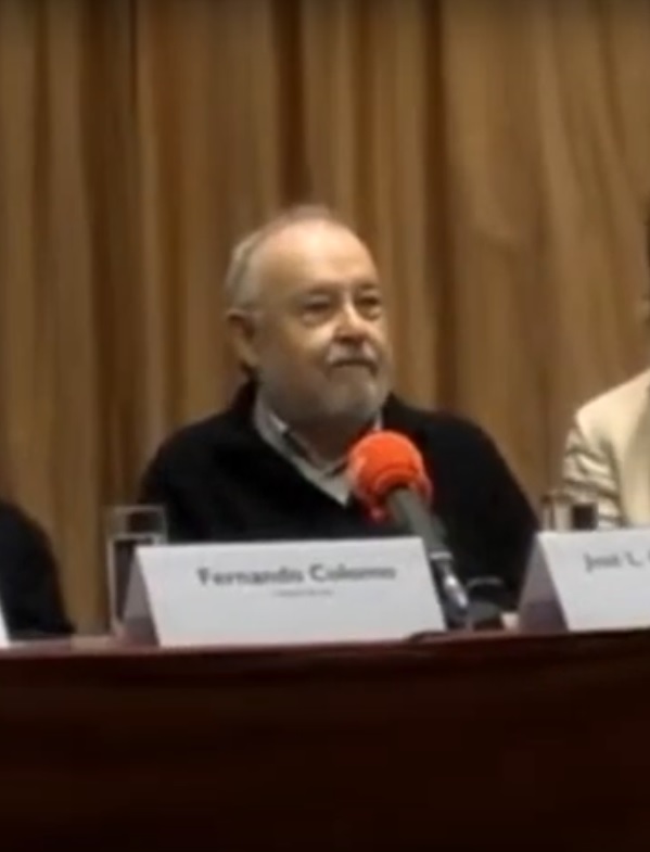 José Luis García Sánchez habla frente a un micrófono en una mesa redonda en 2014