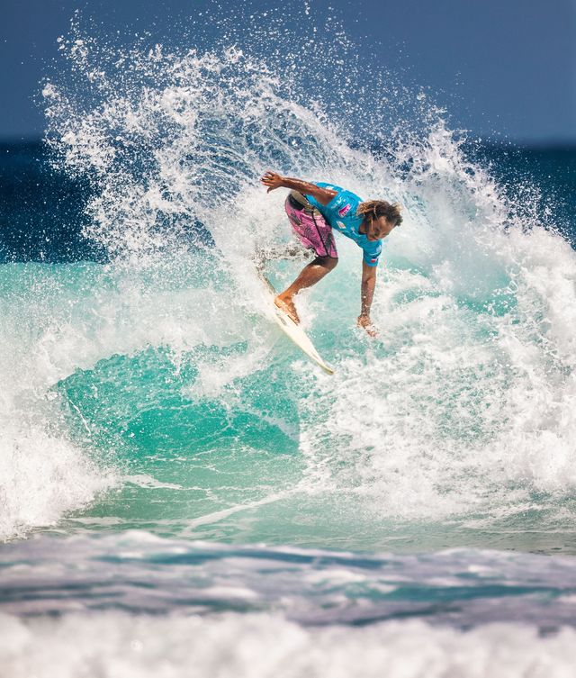 Un surfista corta una ola en Master of the Ocean