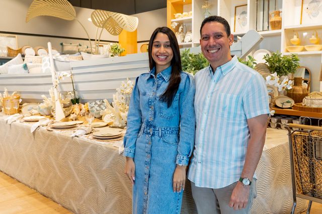 Anaís Ledesma y Edwin Luciano junto a una mesa decorada