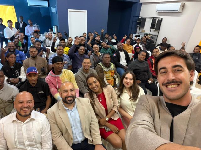 Conductores y organizadores celebran el cierre del evento en el Nippy Center