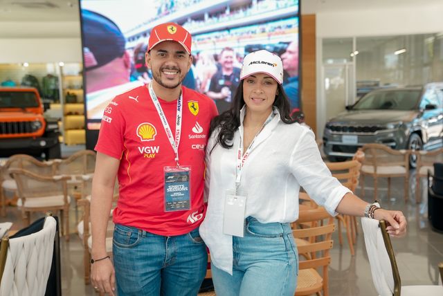Cristian Terrero y Yandry Soto con gorras de escudería