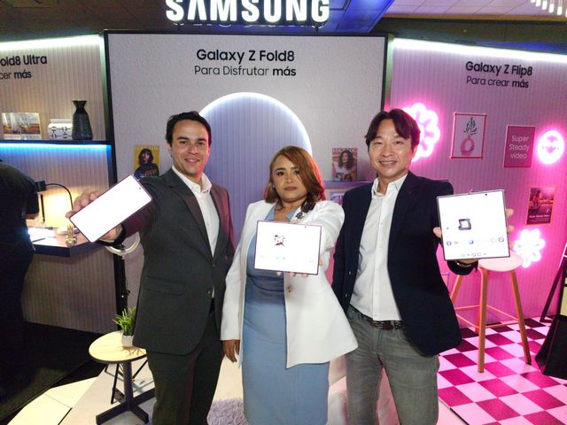 Tommy Fernandez, Clara Francisco y Eugene Jo muestran los nuevos Galaxy Z frente a un stand de Samsung