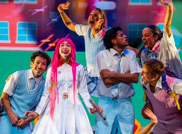 Luli Pampín y su elenco bailan en el escenario