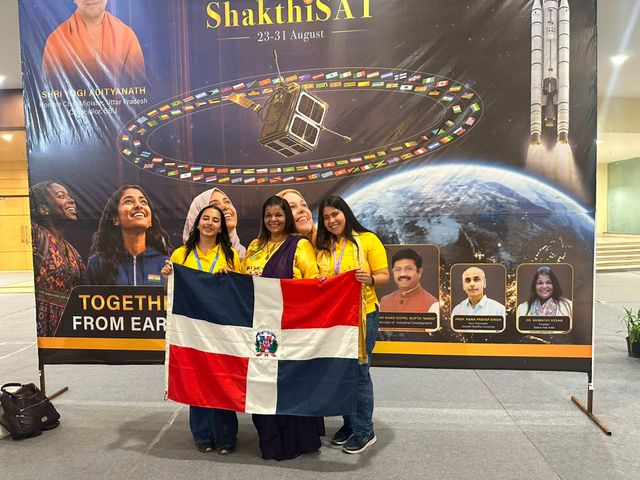 La delegación dominicana con la bandera junto a participantes de Mission ShakthiSAT