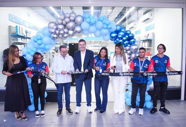Ejecutivos de Steren cortan la cinta bajo un arco de globos azules y plateados
