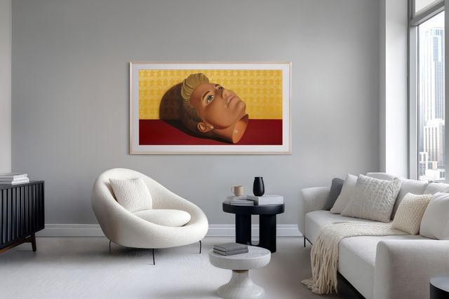The Frame de Samsung con una obra de arte en la pared de una sala moderna