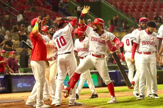 Los Leones del Escogido celebran en el Estadio Quisqueya Juan Marichal el jonrón de José Marmolejos ante las Estrellas