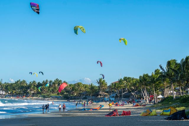Cometas de kitesurf sobre la playa de Cabarete