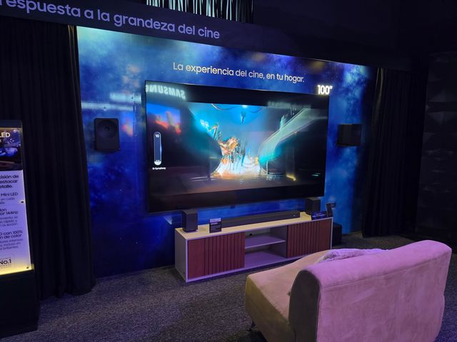 Televisor Samsung de gran formato en un espacio que recrea una sala de cine en casa