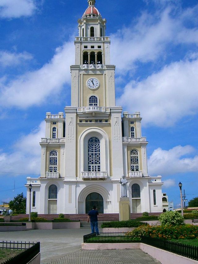La iglesia del Sagrado Corazón de Jesús, con su alta torre, en el centro de Moca