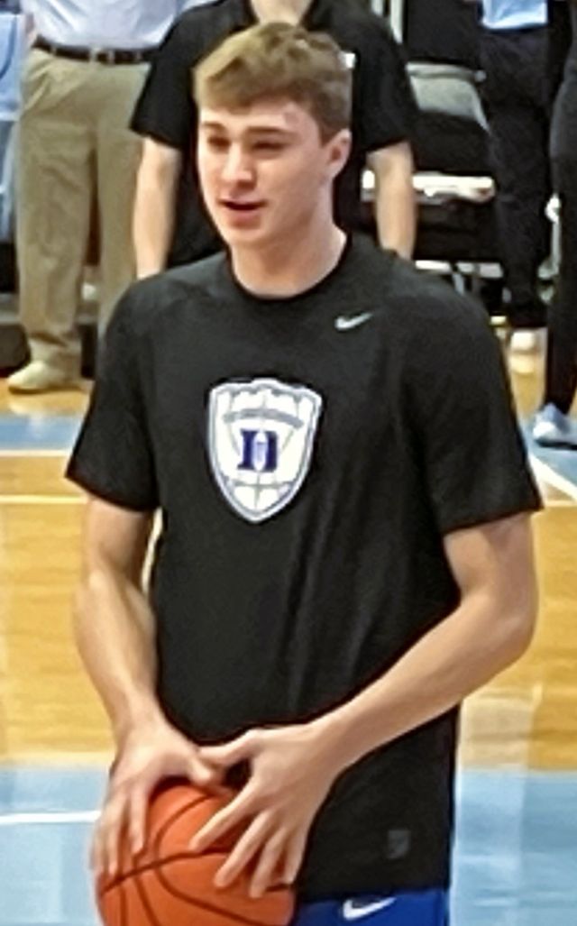 Cooper Flagg, con el uniforme de Duke, durante el calentamiento antes de un partido universitario en marzo de 2025