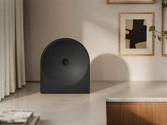 Bocina Samsung Music Studio 5 de color negro sobre una mesa de piedra clara