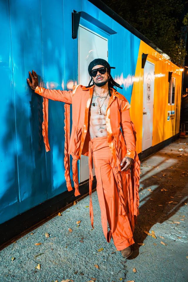 Vakeró, de cuerpo entero, con su traje naranja de flecos