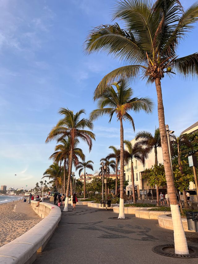 El malecón de Puerto Vallarta, en Jalisco, al atardecer