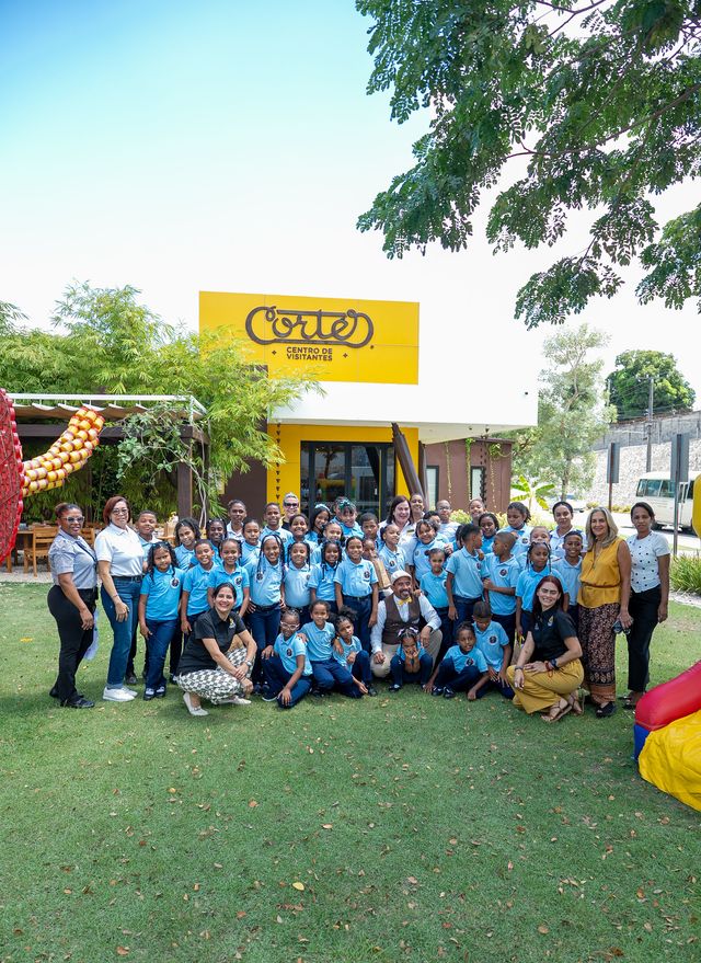 Estudiantes y docentes posan frente al Centro de Visitantes Cortés en Pedro Brand