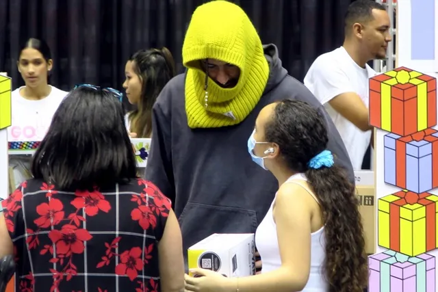 Bad Bunny reparte 25 mil regalos a niños de Puerto Rico