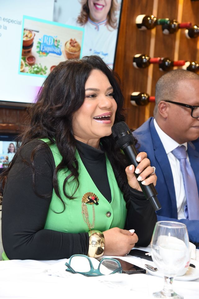 Sarah Hernández habla en el encuentro de RD Exquisita