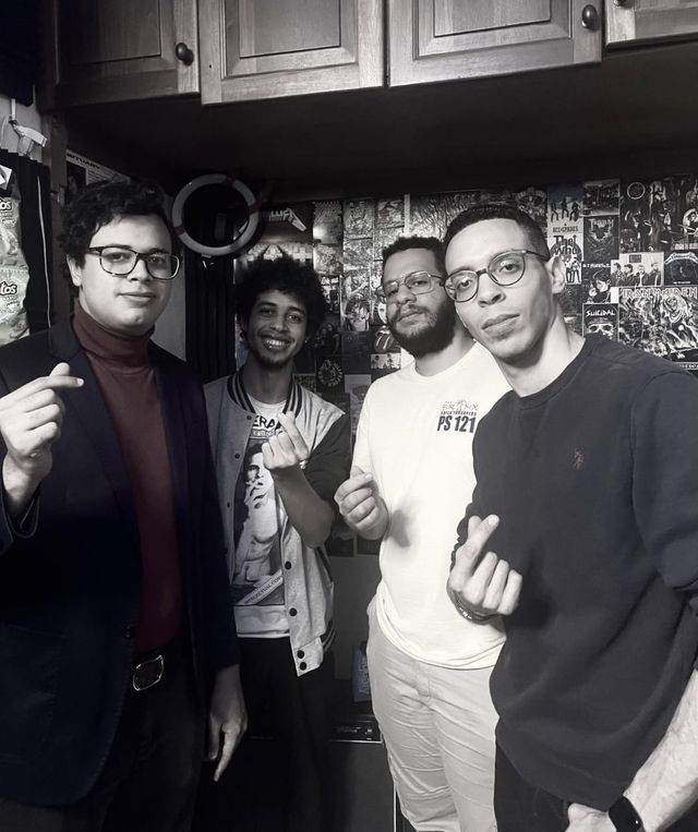 Los integrantes de la banda Fundamentar en una foto en blanco y negro