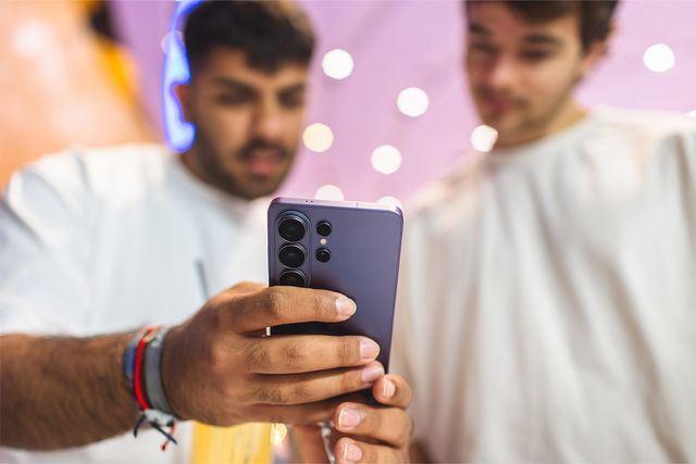 Dos jóvenes se toman una selfi con un teléfono Galaxy