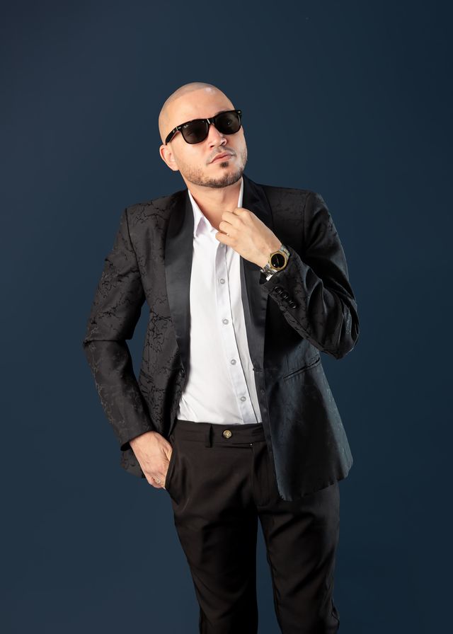 Nacho Estrella posa con gafas oscuras y saco negro