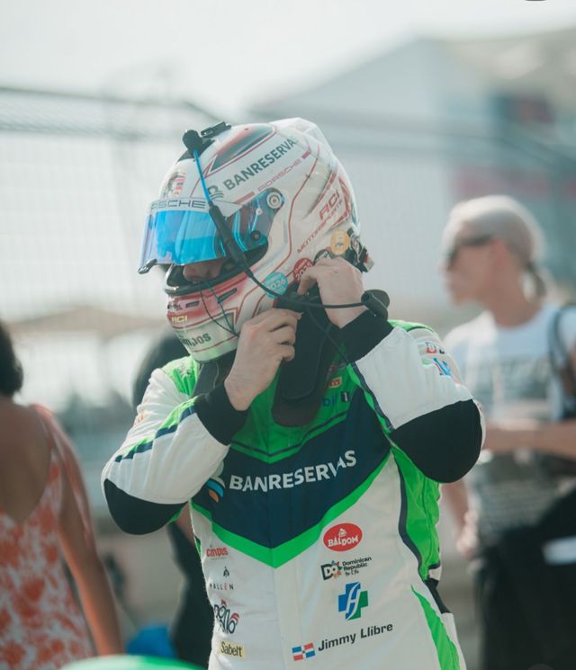 Jimmy Llibre se ajusta el casco antes de competir