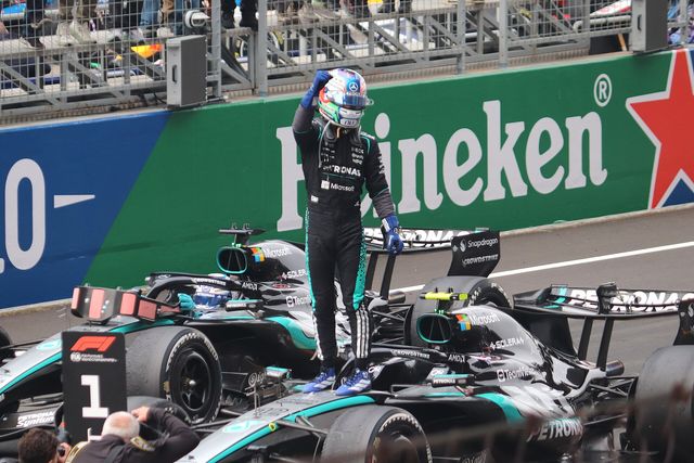 Kimi Antonelli celebra de pie sobre su Mercedes al final del Gran Premio de China 2026