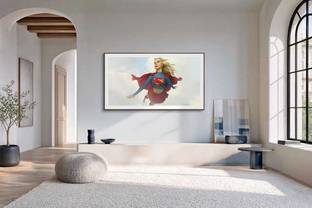 The Frame de Samsung colgado al ras de la pared como un cuadro en una sala blanca