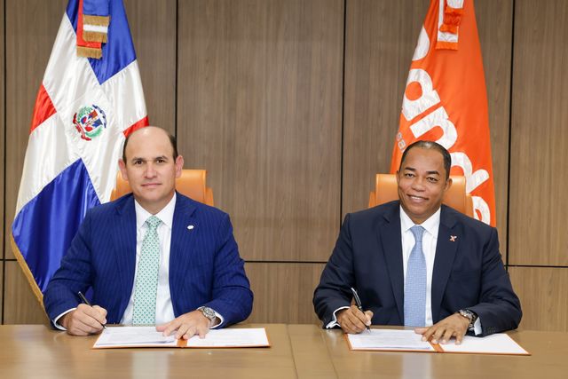 Edgar Del Toro y Catalino Correa Hiciano firman el acuerdo entre Banco Caribe y BANDEX