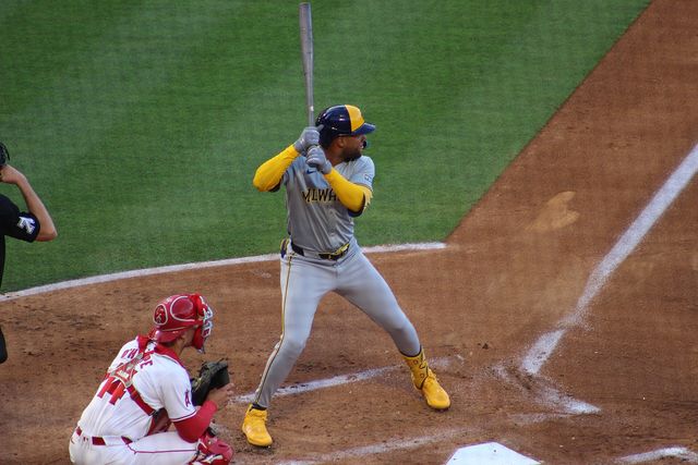 Jackson Chourio, con el uniforme de los Cerveceros de Milwaukee, en la caja de bateo en Anaheim en junio de 2024