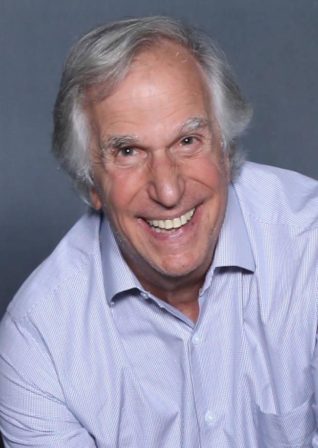 Henry Winkler sonríe con camisa de cuadros lila en la Raleigh Supercon de 2018