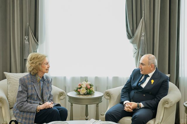 La reina Sofía conversa con el primer ministro Nikol Pashinyan en la sede del Gobierno de Armenia, en Ereván