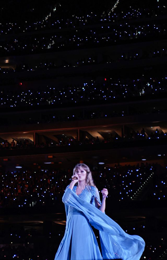 Taylor Swift en tarima durante The Eras Tour en agosto de 2023