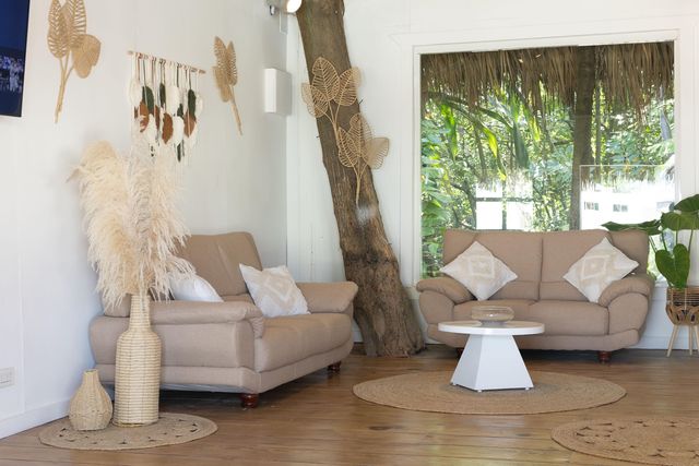 Sala de estar decorada en tonos claros en Viva Heavens