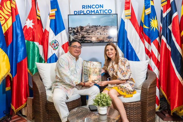 Miguel Calzada León, cónsul honorario de Mongolia, y Mariajosé Turull, cónsul honoraria de Tailandia, en el Rincón Diplomático