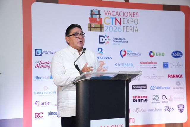 Miguel Calzada León habla desde el podio en la apertura de la feria